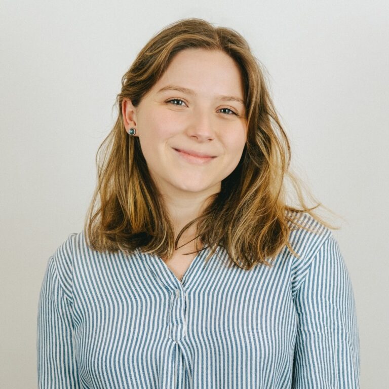 Pauline, chargée de communication pour les pôles Transformation numérique et Inclusion