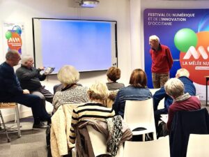 Cette photo illustre la journée “Seniors et Numérique” organisée par La Mêlée dans le cadre de la Semaine Bleue. Des participants découvrent les outils d’intelligence artificielle dans une ambiance conviviale et pédagogique, accompagnés par l’équipe de La Mêlée.