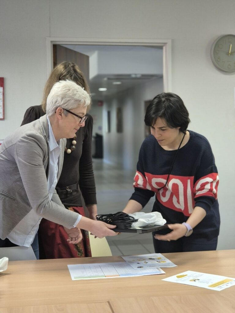 Remise d’ordinateurs reconditionnés à l’Espace Emploi Formation du Sicoval à Labège, dans le cadre de l’action menée par Enedis, RhinOcc et La Mêlée.