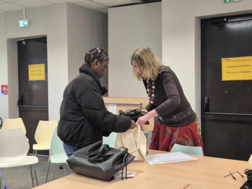 Élus et partenaires remettent des ordinateurs reconditionnés à des bénéficiaires accompagnés par le Sicoval pour réduire la précarité numérique.