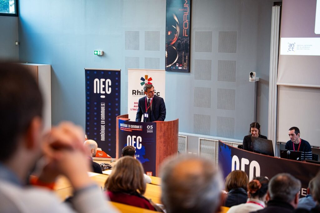 Prise de parole en amphithéâtre lors de l’ouverture de NEC Ariège 2025 au Centre Universitaire de l’Ariège à Foix.