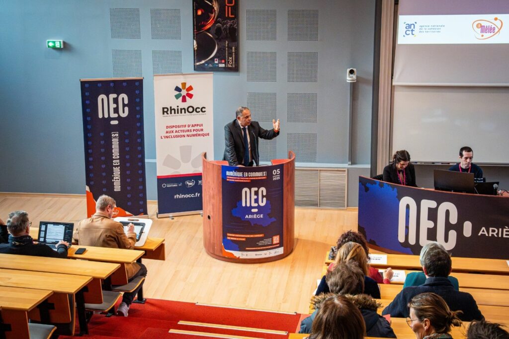 Intervention en plénière lors de NEC Ariège 2025 à Foix, sur les enjeux d’un numérique accessible.