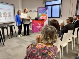 Constance Deseine et M&eacute;lodie Cazenave pr&eacute;sentent le certificat du label Num&eacute;rique Responsable niveau 1 lors d&rsquo;un afterwork de La M&ecirc;l&eacute;e en mars 2026.