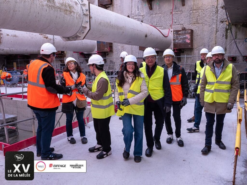 Le XV de La Mêlée progresse dans une zone de chantier lors de la visite de la ligne C, le 10 mars 2026.