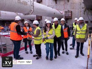 Le XV de La M&ecirc;l&eacute;e progresse dans une zone de chantier lors de la visite de la ligne C, le 10 mars 2026.
