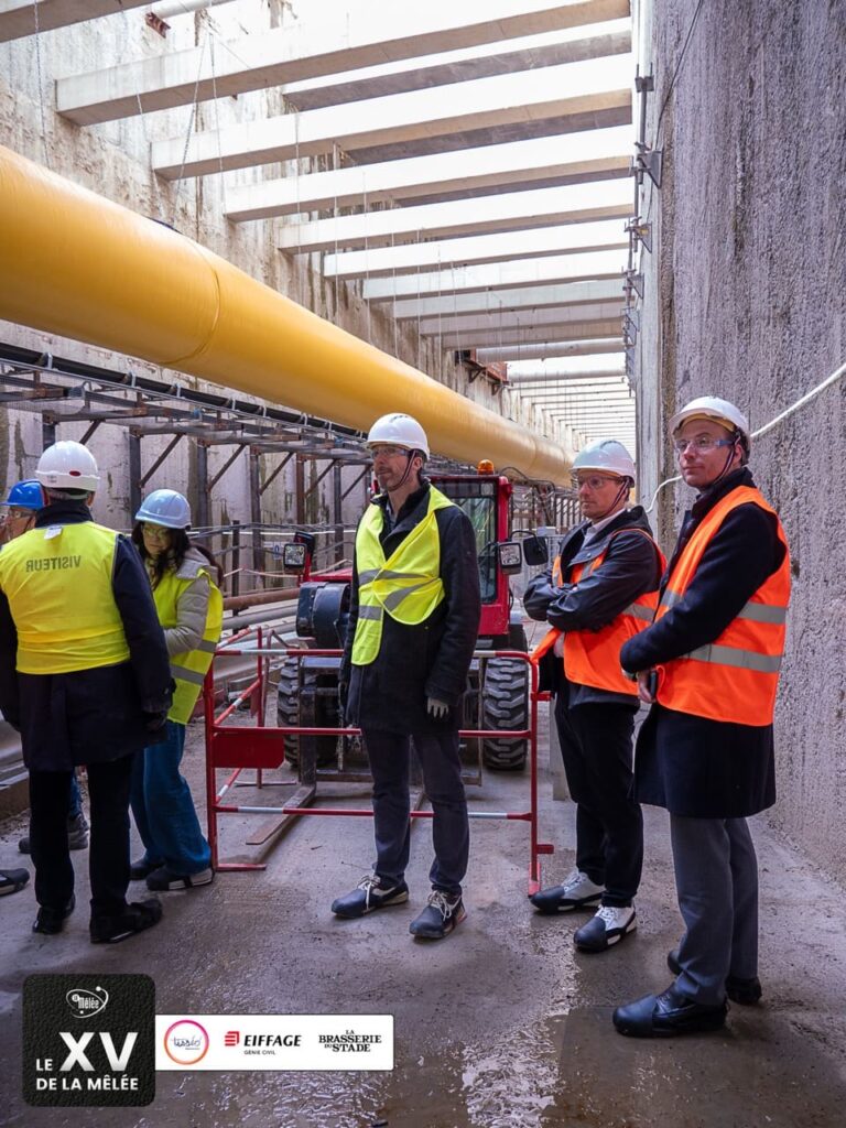 Participants équipés d’EPI observant le chantier de la ligne C du métro toulousain, le 10 mars 2026.