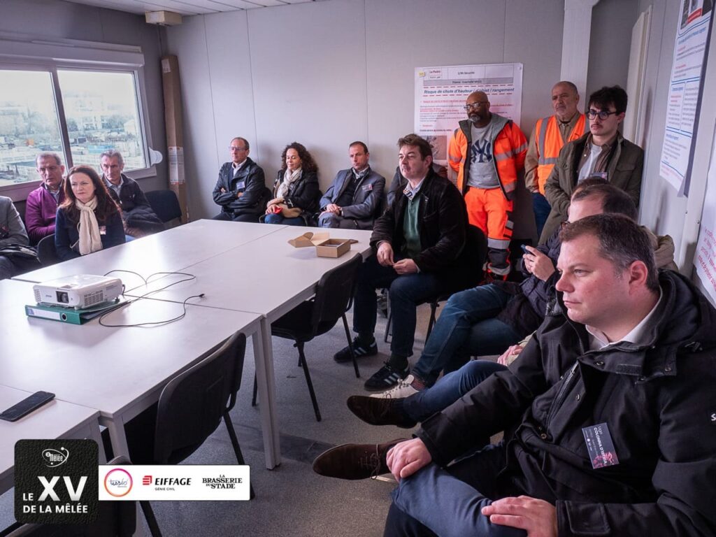 Participants réunis en salle lors de la visite du chantier de la ligne C par le XV de La Mêlée, le 10 mars 2026.
