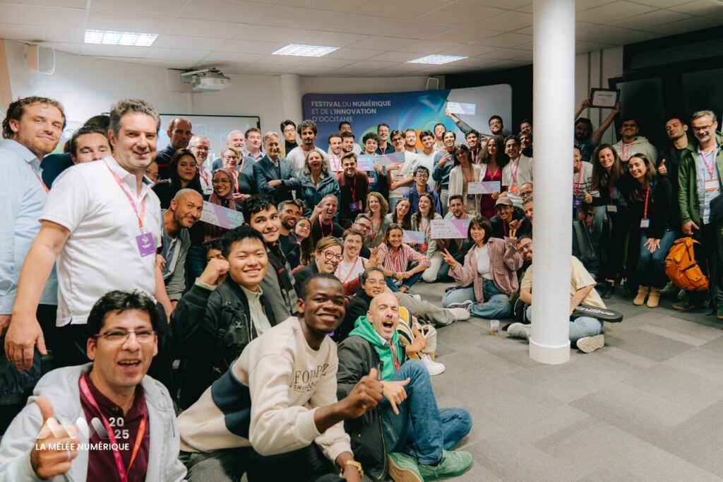 Photo de groupe des participants et lauréats du hackathon IA for Impact 2025 (La Mêlée Numérique).